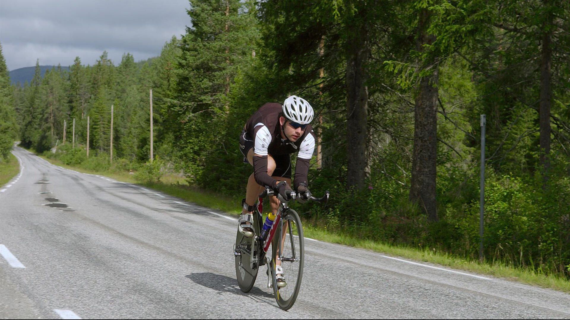 九游互动体验-伊朗球员滑倒后完成倒钩破门，网友：“不可复制”，伊朗输球又输人
